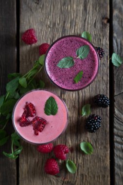 Taze Ahududu ve böğürtlen smoothies