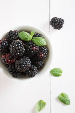 Tablo taze böğürtlen