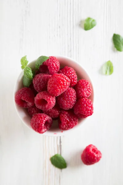 Verse frambozen op tafel — Stockfoto