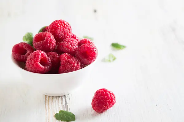 Verse frambozen op tafel — Stockfoto