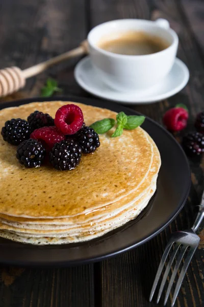 Thin pancakes with fresh berries and coffee — Stock Photo, Image