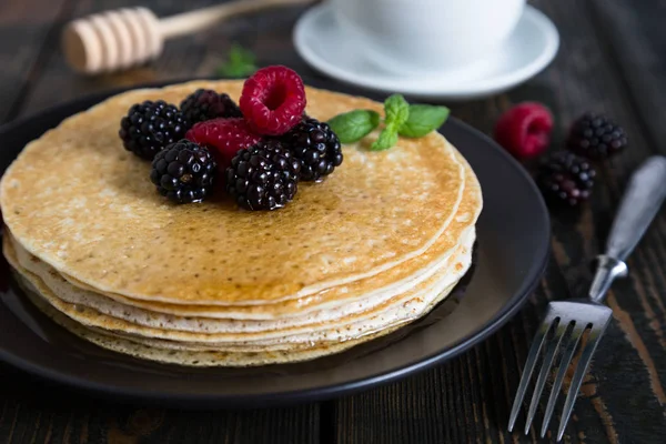 Thin pancakes with fresh berries and coffee — Stock Photo, Image