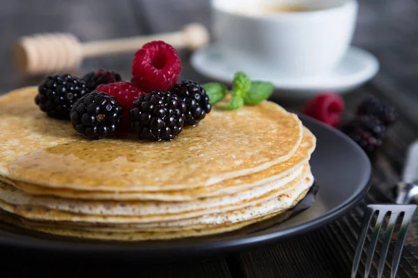 Thin pancakes with fresh berries and coffee — Stock Photo, Image