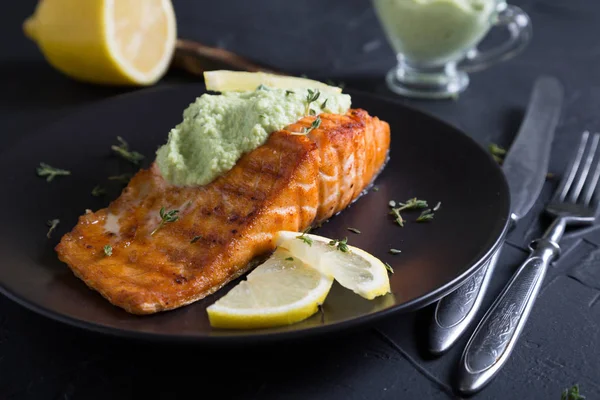 Grilled salmon with avocado sauce — Stock Photo, Image