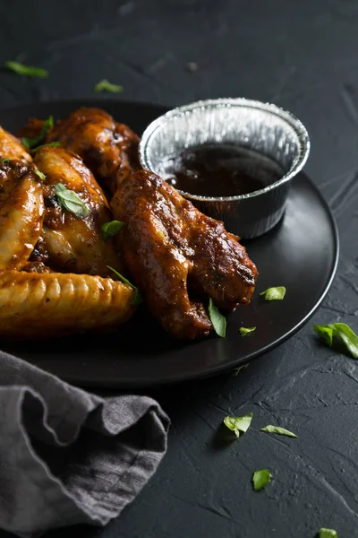 Alitas de pollo frito con salsa y hierbas picadas —  Fotos de Stock