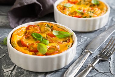 Omlet kiraz domates ve fesleğen ile