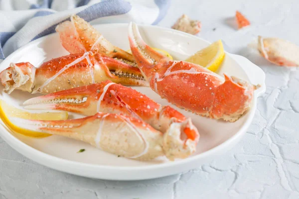 Garras de cangrejo hervidas en la mesa — Foto de Stock