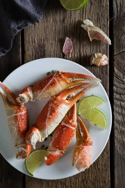 Garras de cangrejo hervidas en la mesa — Foto de Stock