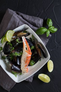 Midye ve yengeç krem ve doğranmış otlar ile Komposto