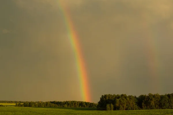 Regenboog tijdens een storm — Stockfoto