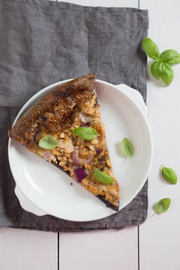 Pizza tavuk peynir ve soğan ile