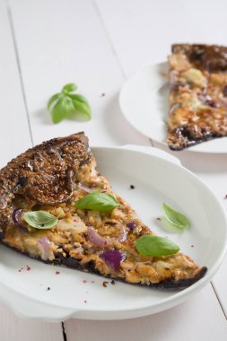 Pizza tavuk peynir ve soğan ile