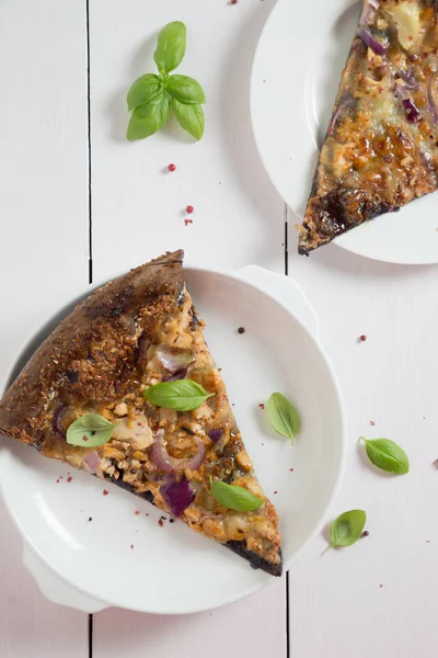 Pizza con queso de pollo y cebolla —  Fotos de Stock