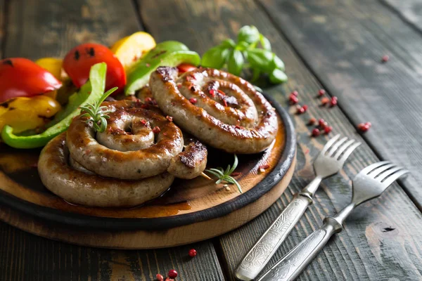 Salsicce e peperoni alla griglia — Foto Stock