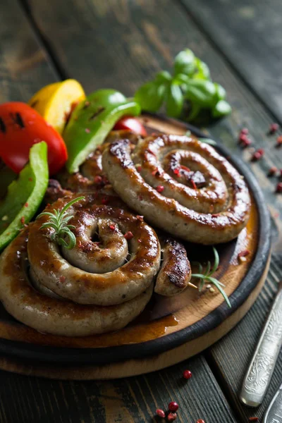 Смажені ковбаски та болгарський перець — стокове фото