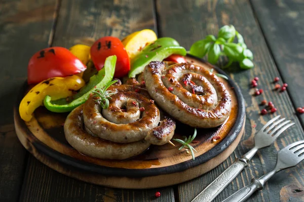 Смажені ковбаски та болгарський перець — стокове фото