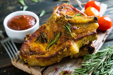 otlar ile kavrulmuş domuz biftek