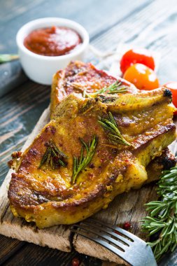 otlar ile kavrulmuş domuz biftek