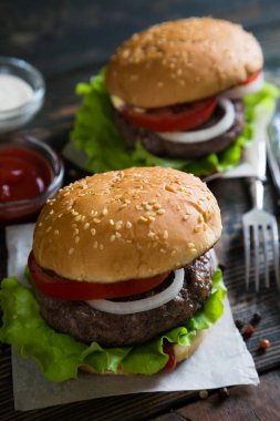 Hamburger ahşap bir masa üzerinde