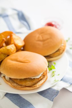 Chickenburgers ve patates kızartması