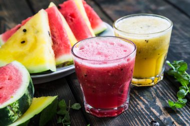 Kırmızı ve sarı karpuz smoothies