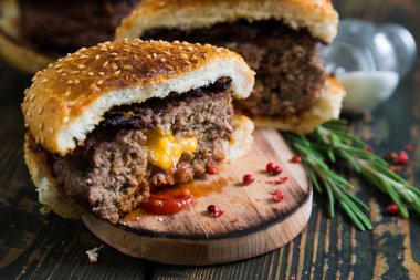 Büyük hamburger kaşar peyniri ile
