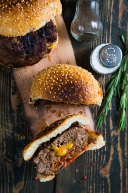 Büyük hamburger kaşar peyniri ile