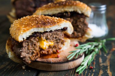 Büyük hamburger kaşar peyniri ile