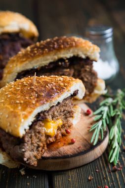 Büyük hamburger kaşar peyniri ile