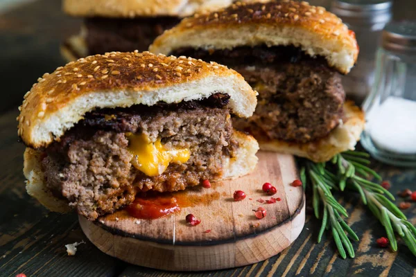 Big Burger mit Cheddar-Käse lizenzfreie Stockbilder