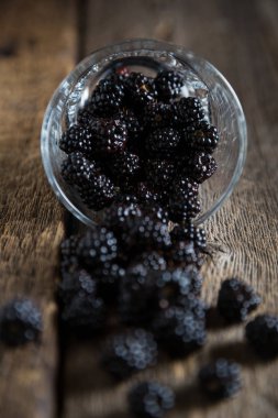 Taze böğürtlen cam