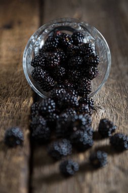 Taze böğürtlen cam