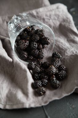 Taze böğürtlen cam