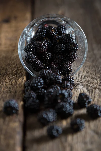 Taze böğürtlen cam