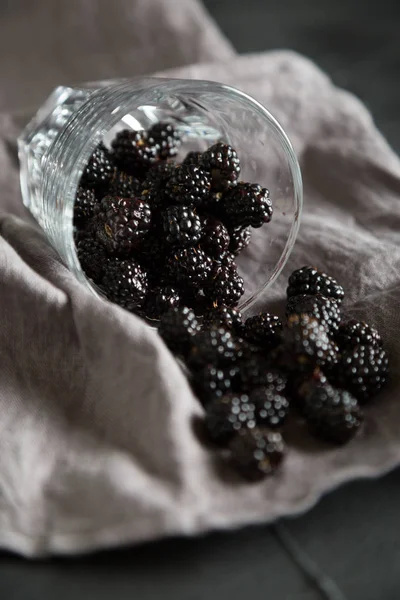 Taze böğürtlen cam