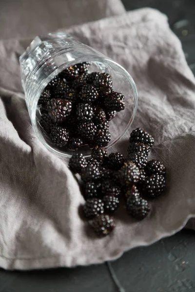 Taze böğürtlen cam