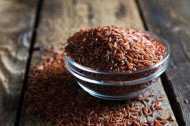 Ahşap bir masa üzerinde kırmızı pirinç