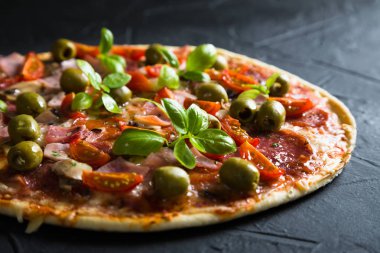 Zeytin ve taze fesleğen ile ince hamur pizza