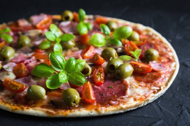 Zeytin ve taze fesleğen ile ince hamur pizza