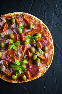 Zeytin ve taze fesleğen ile ince hamur pizza