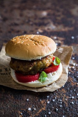 Hamburger bir metal masa üzerinde