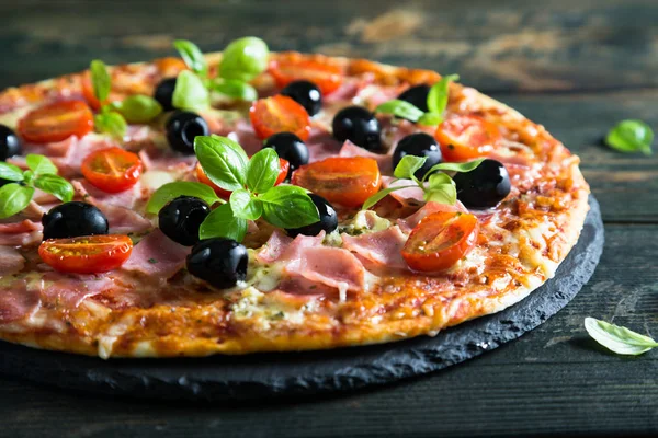 Zeytin ve taze fesleğen ile ince hamur pizza