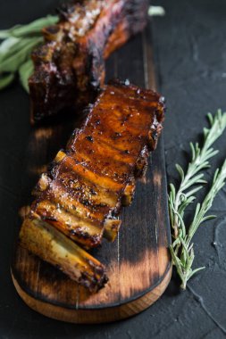 Kızarmış pirzola otlar ile