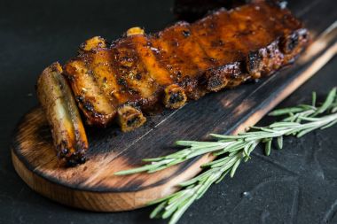 Kızarmış pirzola otlar ile