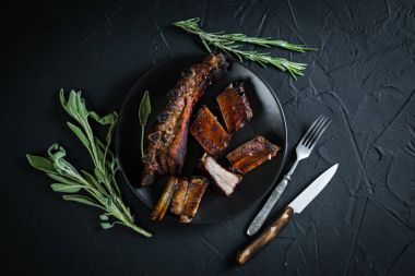 Kızarmış pirzola otlar ile