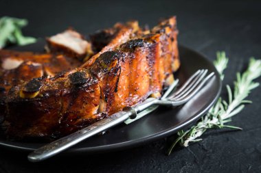 Kızarmış pirzola otlar ile