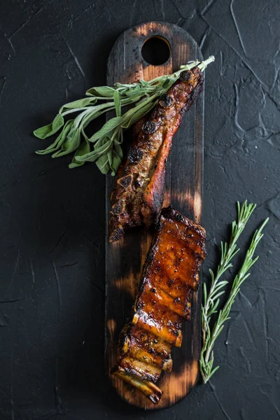 Kızarmış pirzola otlar ile