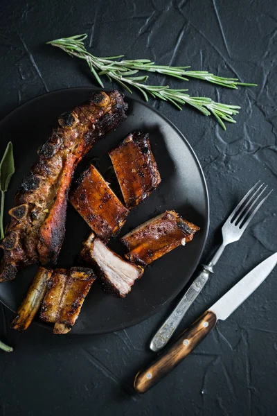 Kızarmış pirzola otlar ile