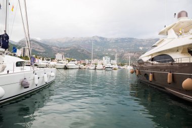 Motorlu tekne, yat limanında