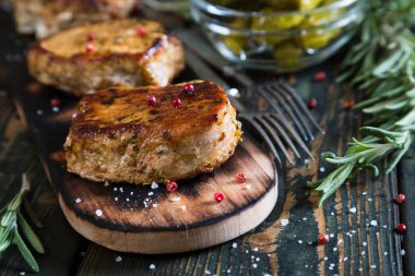 Masada kavrulmuş domuz eti biftek